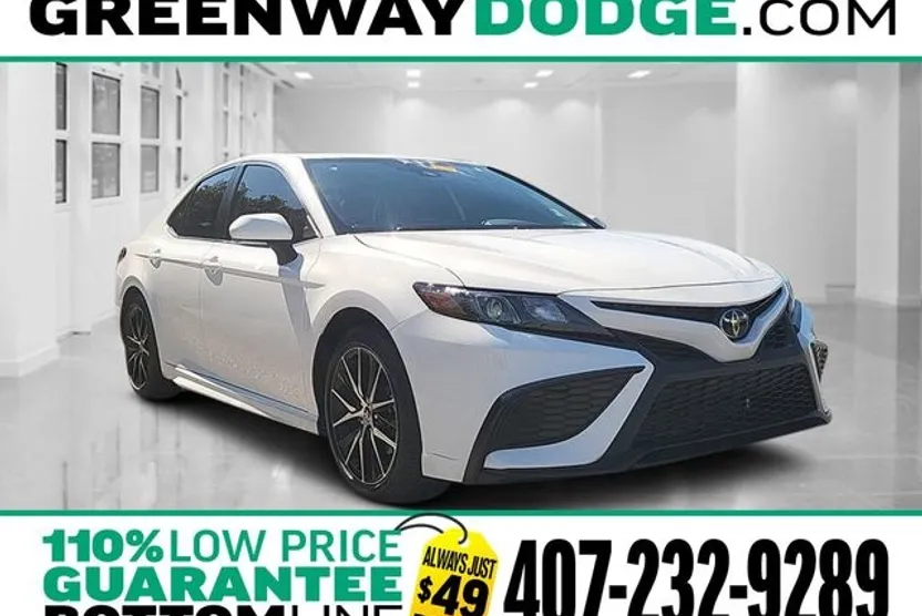 2022 Toyota Camry SE photo 1