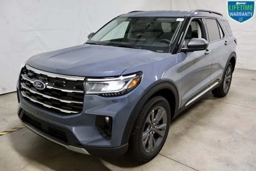 2025 Ford Explorer photo 1
