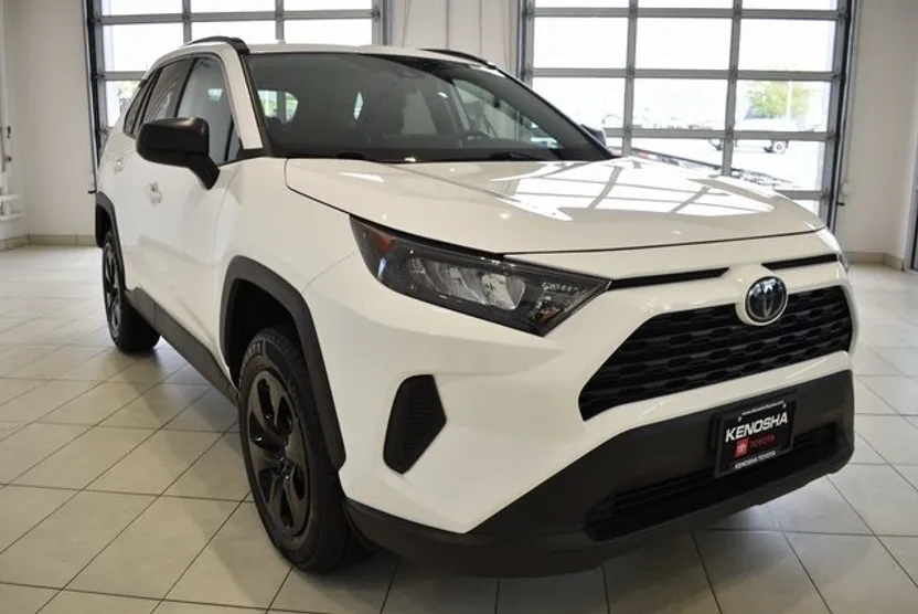 2020 Toyota RAV4 LE photo 1