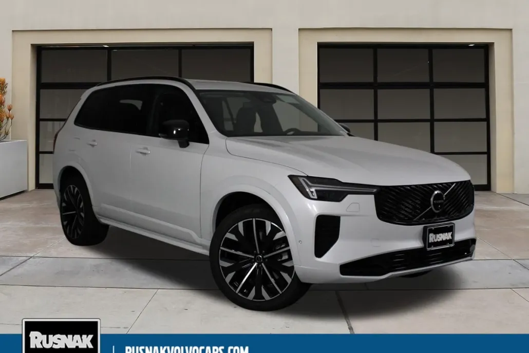 2026 Volvo XC90 T8 photo 1