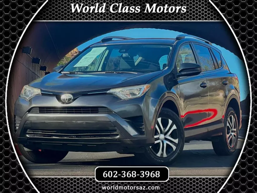 2018 Toyota RAV4 LE photo 1