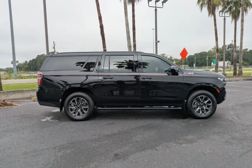 2023 Chevrolet Suburban Z71 photo 1