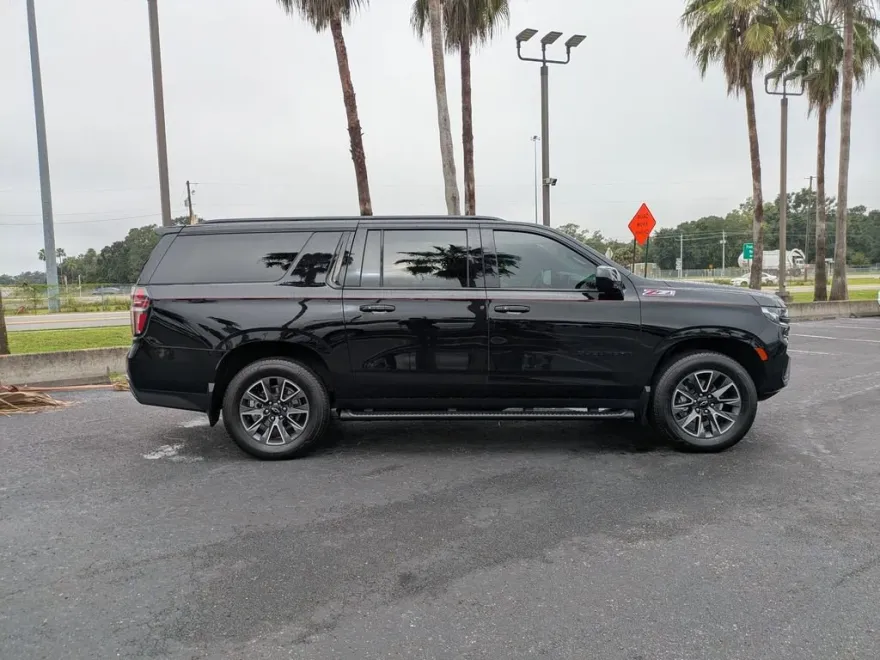 2023 Chevrolet Suburban Z71 photo 1