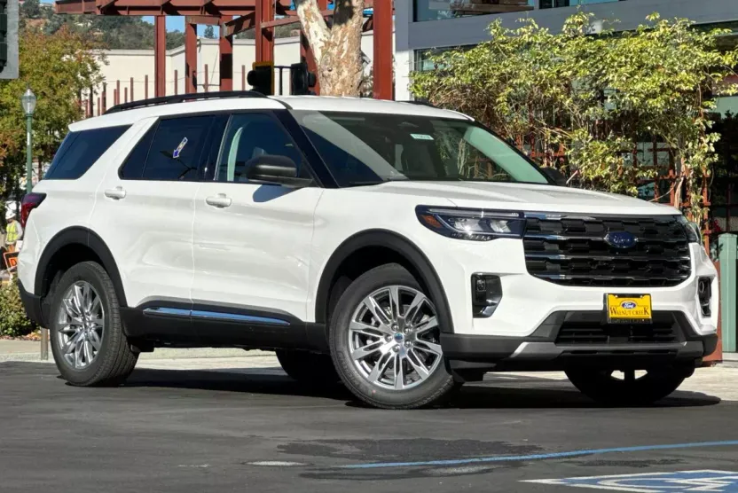 2025 Ford Explorer photo 1