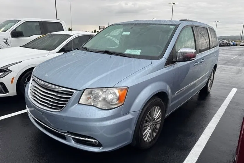 2016 Chrysler Town & Country photo 1