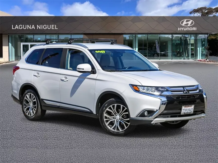 2017 Mitsubishi Outlander SEL photo 1