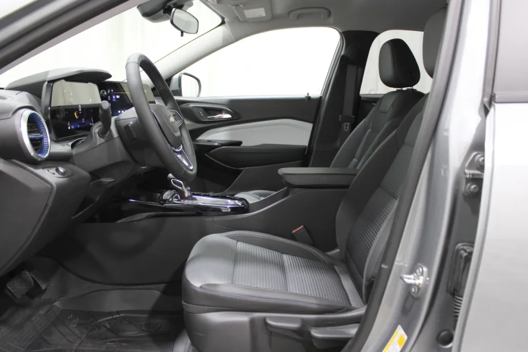2025 Chevrolet Trax LT photo 1