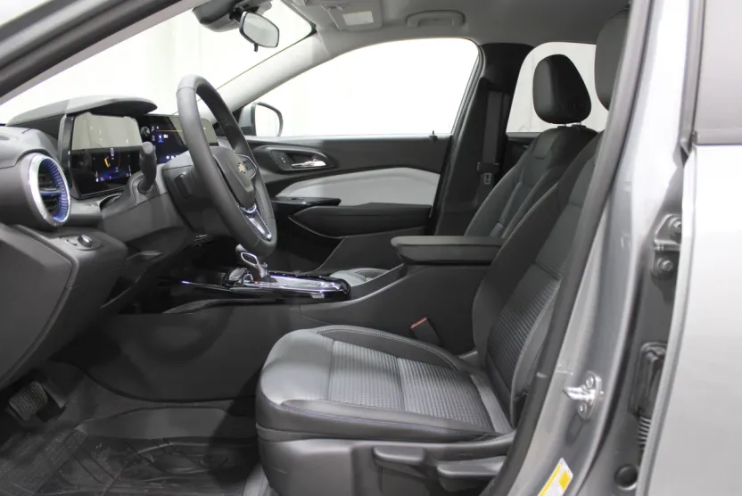 2025 Chevrolet Trax LT photo 1