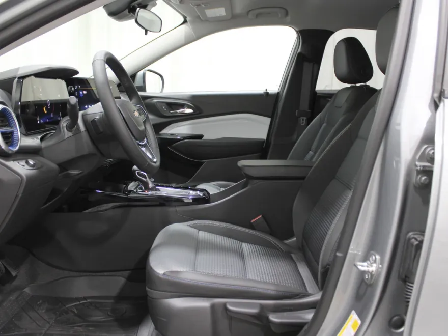 2025 Chevrolet Trax LT photo 1