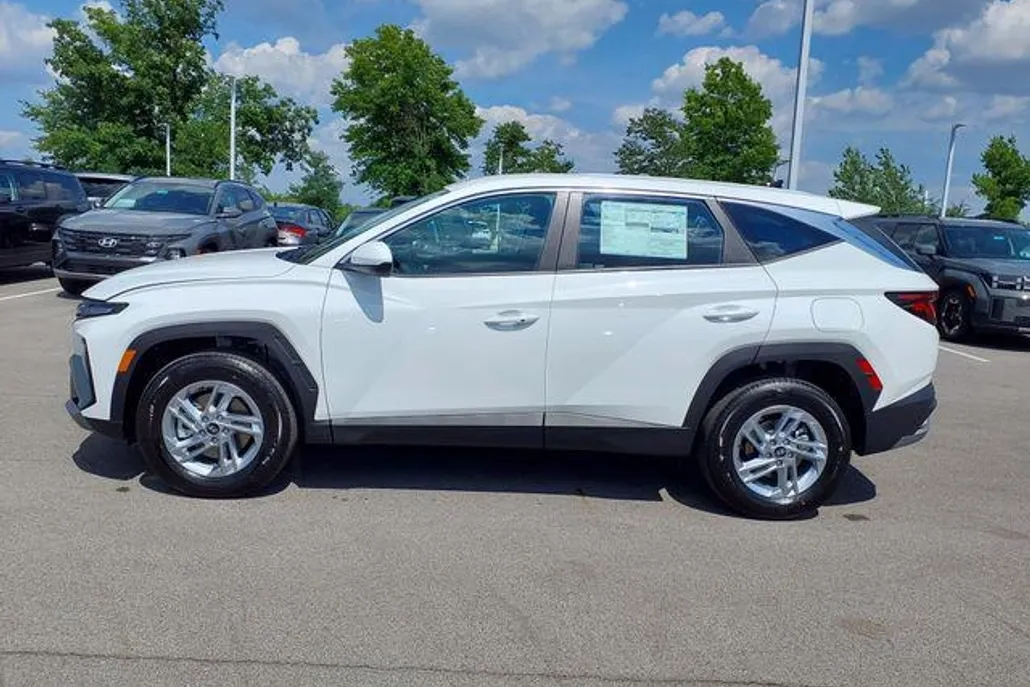 2025 Hyundai Tucson SE photo 1