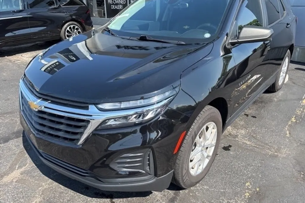 2022 Chevrolet Equinox LS photo 1