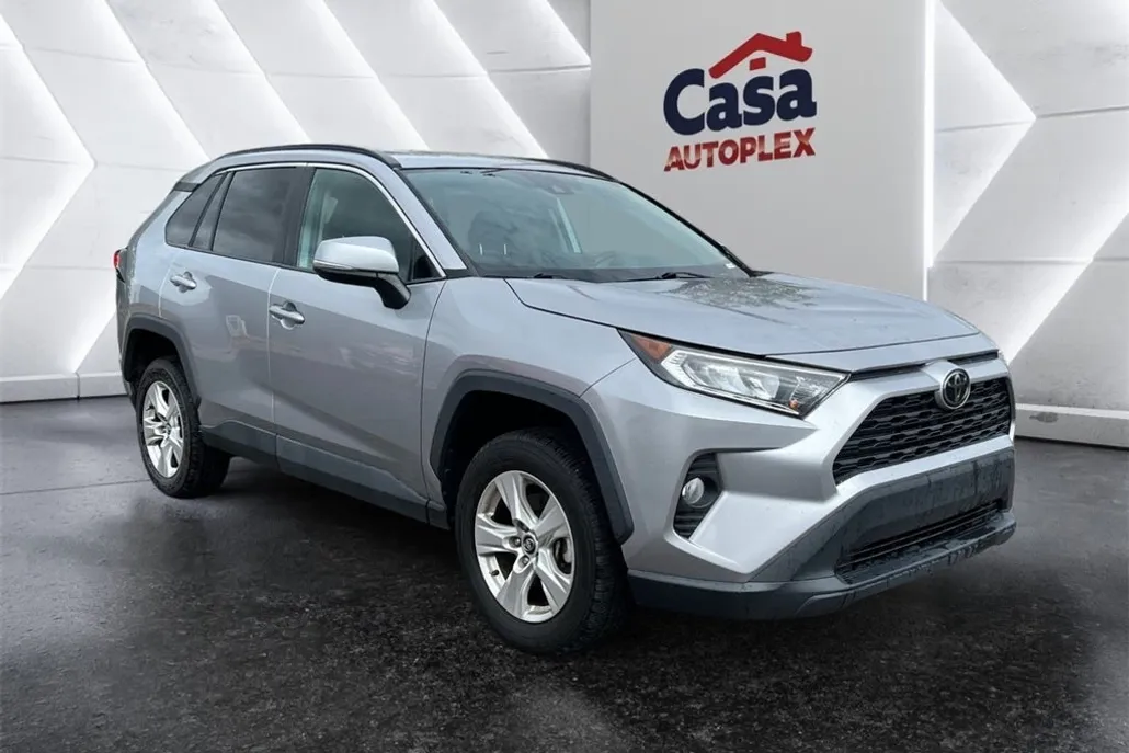 2021 Toyota RAV4 XLE photo 1