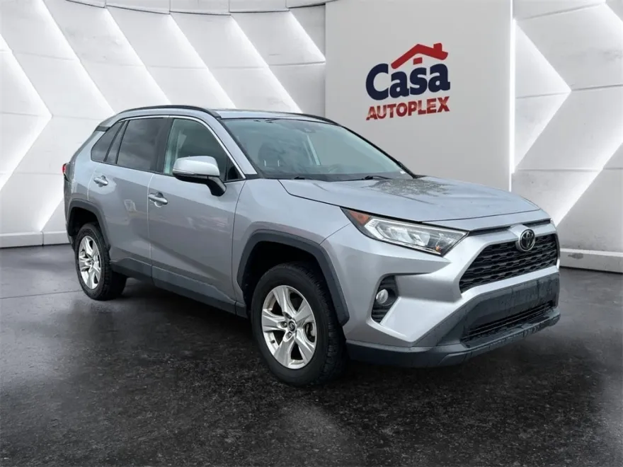 2021 Toyota RAV4 XLE photo 1