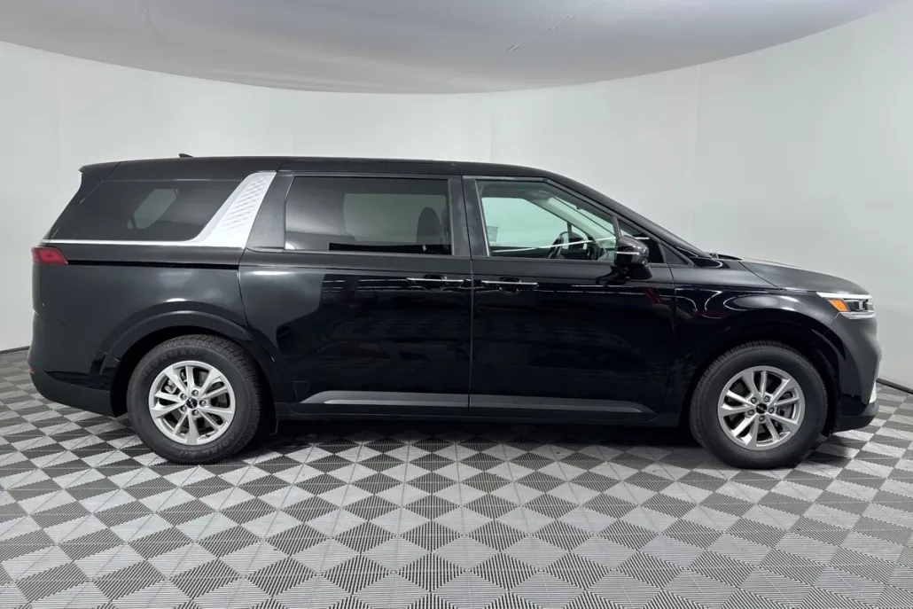 2024 Kia Carnival LX photo 1