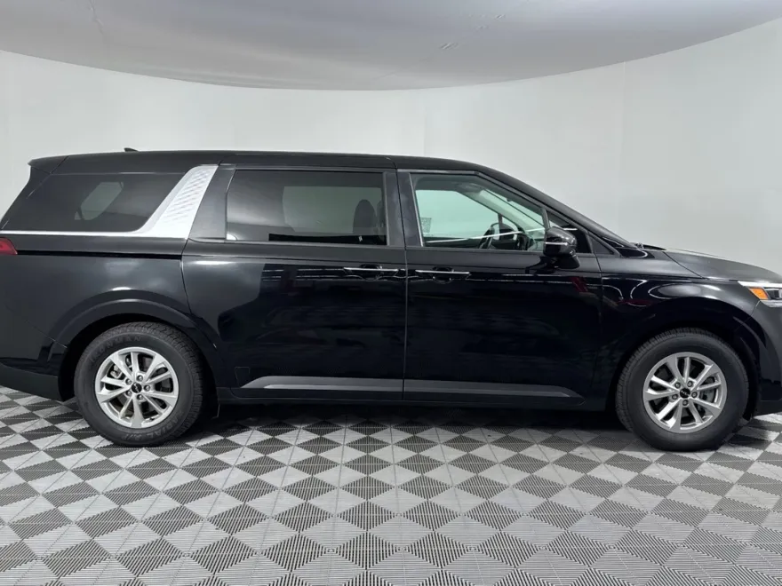 2024 Kia Carnival LX photo 1
