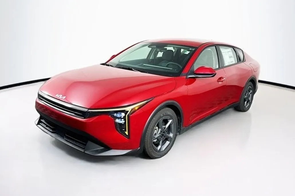 2025 Kia K4 LXS photo 1