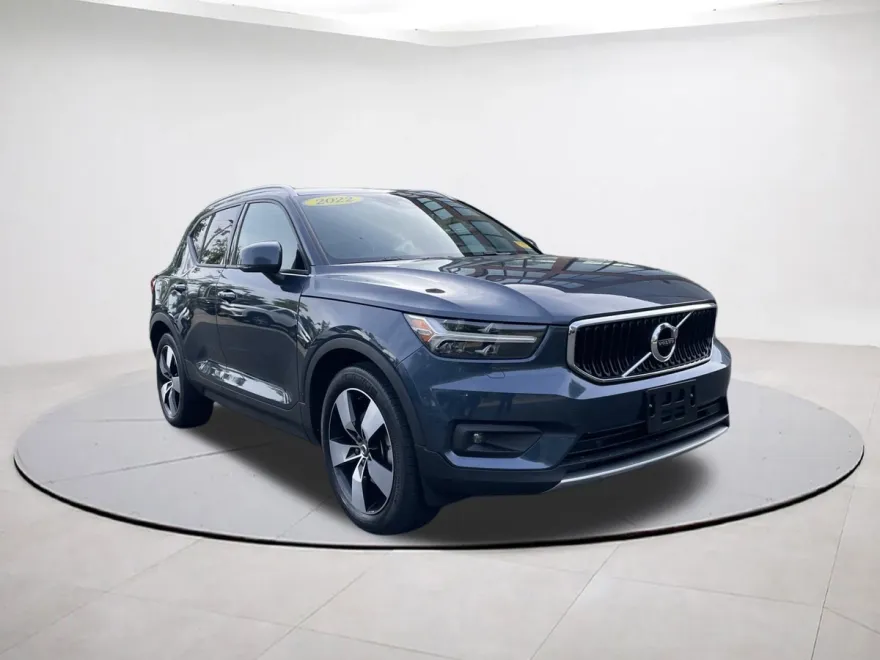 2022 Volvo XC40 T5 AWD Momentum photo 1