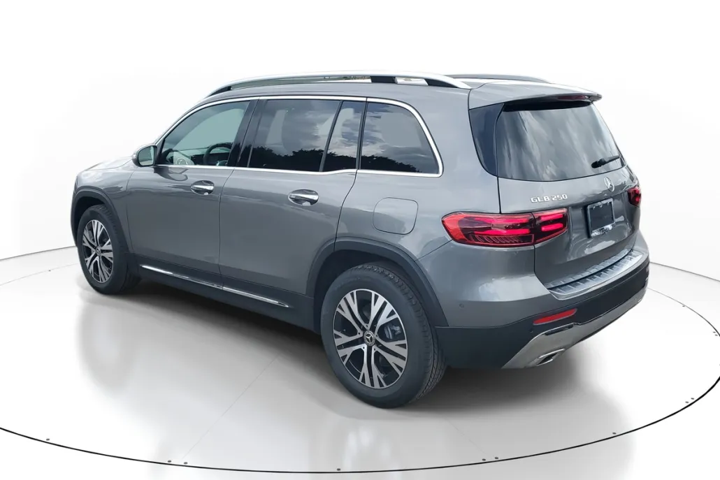 2026 Mercedes Benz GLB 250 photo 1