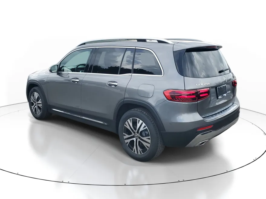 2026 Mercedes Benz GLB 250 photo 1