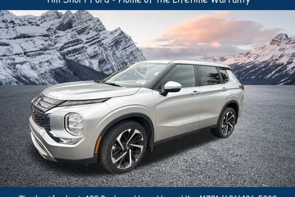 2023 Mitsubishi Outlander SE photo 1