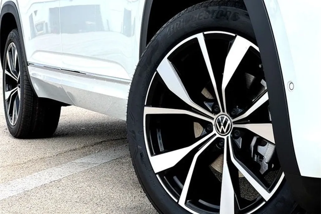 2025 Volkswagen Atlas Cross Sport SEL Premium R-Line photo 1