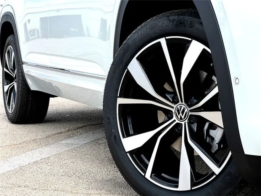2025 Volkswagen Atlas Cross Sport SEL Premium R-Line photo 1
