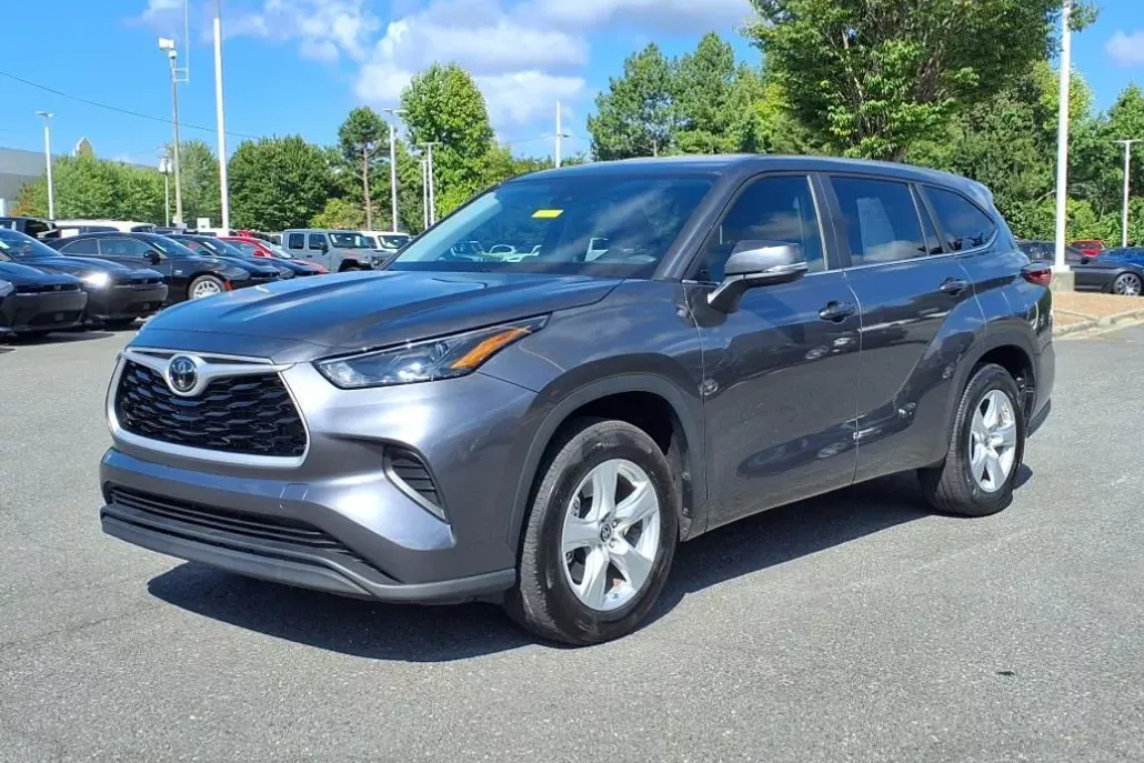 2023 Toyota Highlander L photo 1