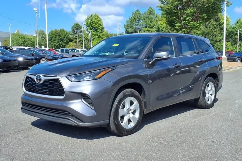 2023 Toyota Highlander L photo 1