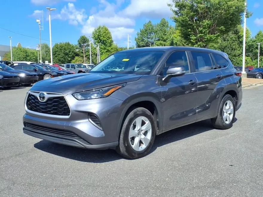 2023 Toyota Highlander L photo 1