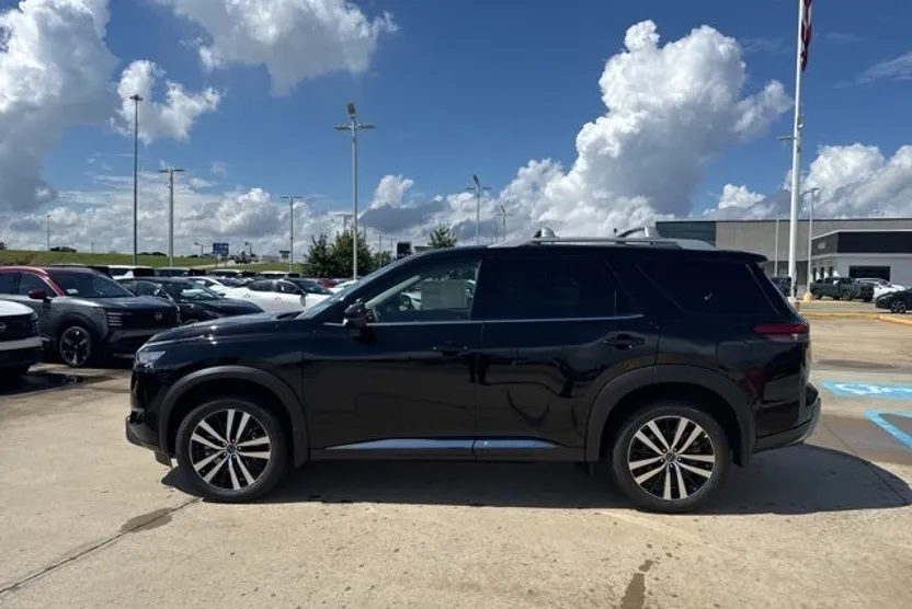 2025 Nissan Pathfinder Platinum photo 1