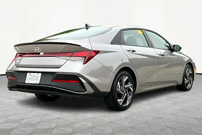 2025 Hyundai Elantra SEL Sport photo 1