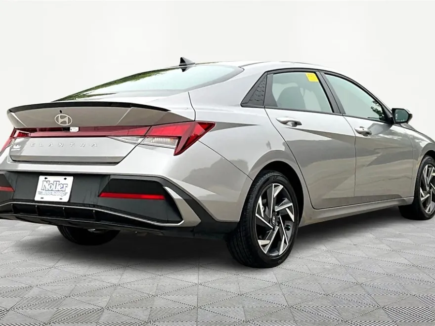 2025 Hyundai Elantra SEL Sport photo 1