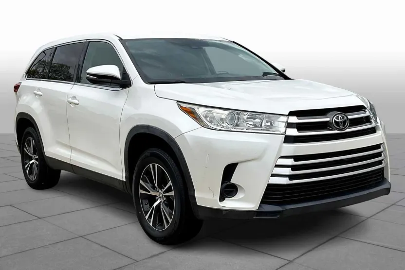 2019 Toyota Highlander LE photo 1