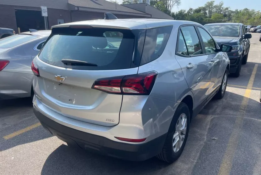 2022 Chevrolet Equinox LS photo 1