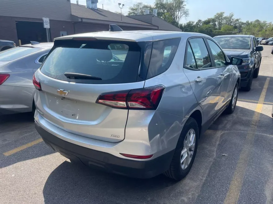 2022 Chevrolet Equinox LS photo 1
