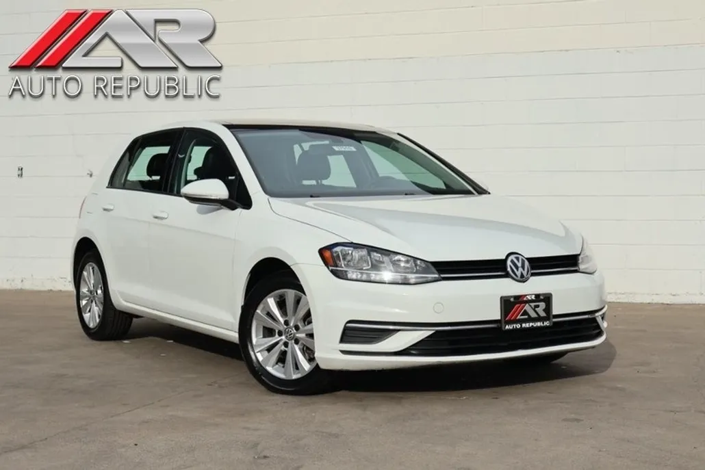 2020 Volkswagen Golf TSI photo 1