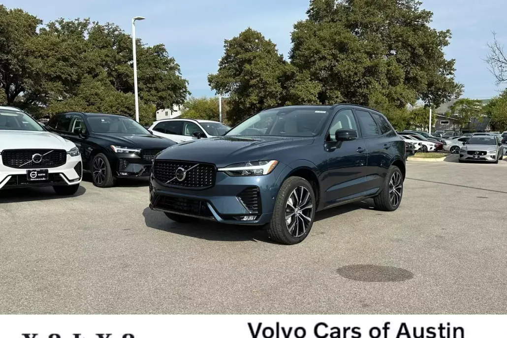 2025 Volvo XC60 Plus B5 photo 1