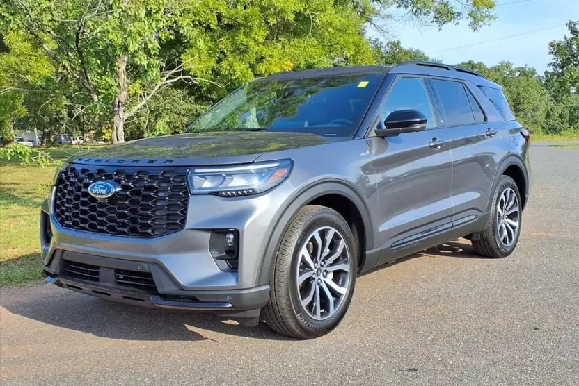 2025 Ford Explorer ST-Line photo 1