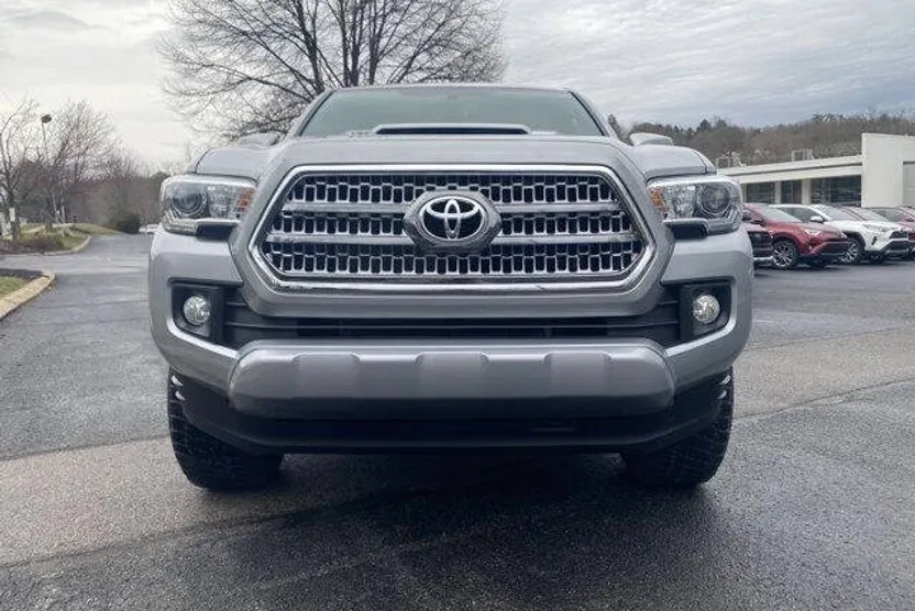 2016 Toyota Tacoma TRD Sport photo 1