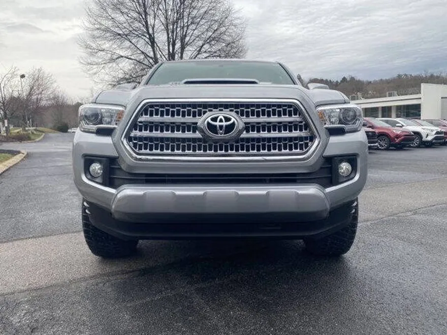 2016 Toyota Tacoma TRD Sport photo 1