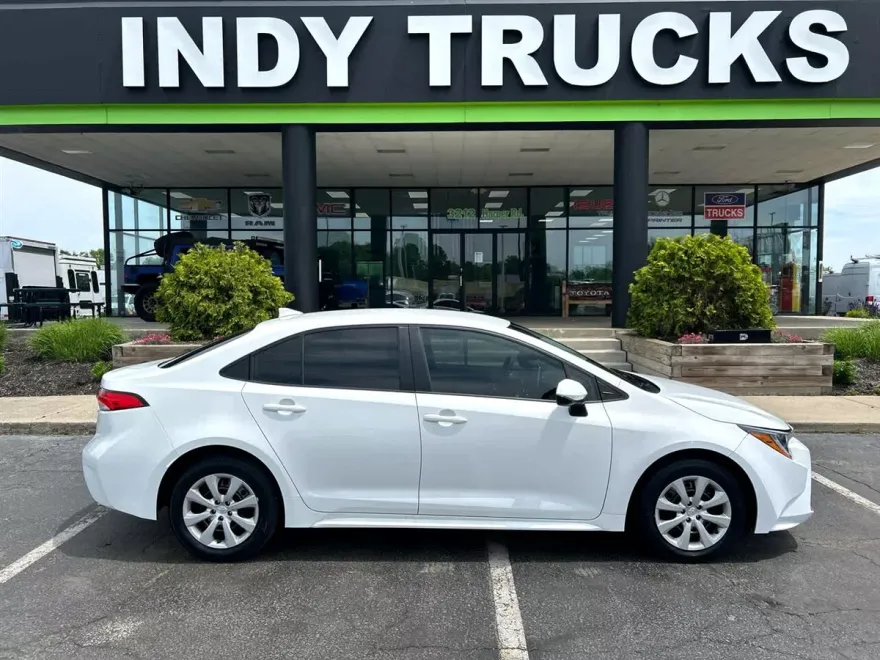 2021 Toyota Corolla LE photo 1