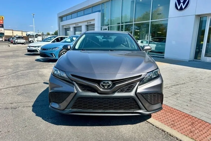 2022 Toyota Camry SE photo 1