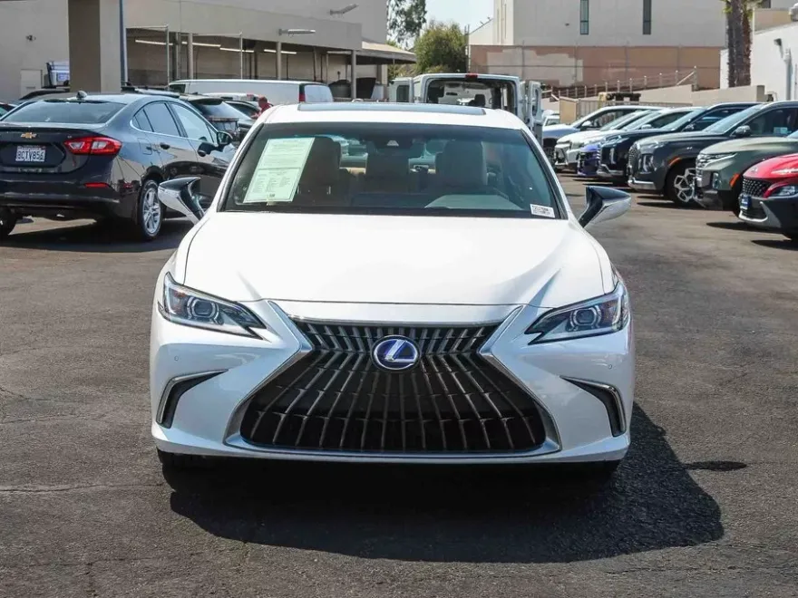 2022 Lexus ES 300h photo 1