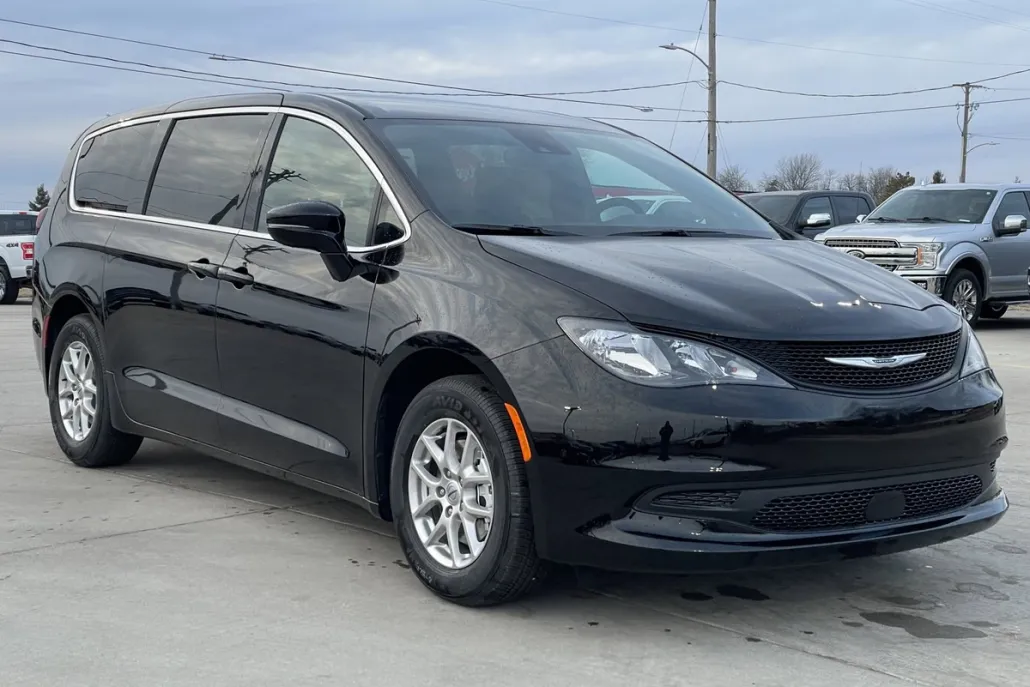 2025 Chrysler Voyager LX photo 1