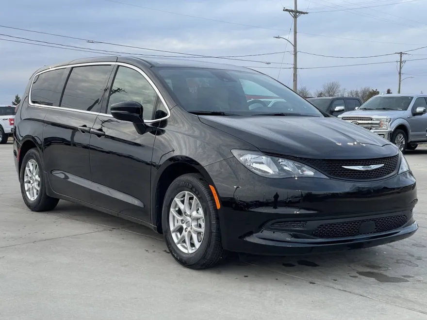 2025 Chrysler Voyager LX photo 1