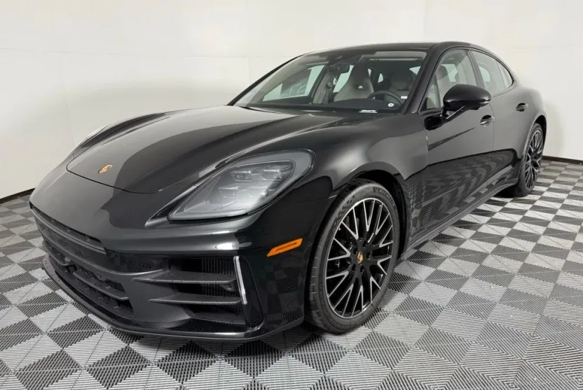 2025 Porsche Panamera 4 photo 1