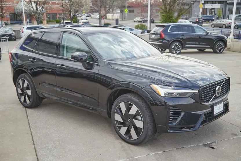 2025 Volvo XC60 Hybrid T8 Plus photo 1