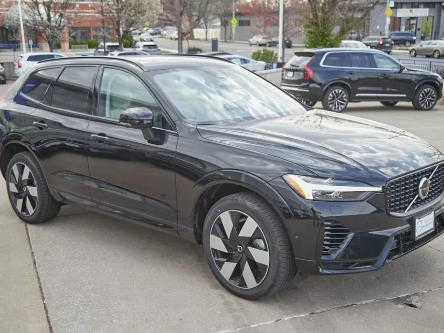 2025 Volvo XC60 Hybrid T8 Plus photo 1