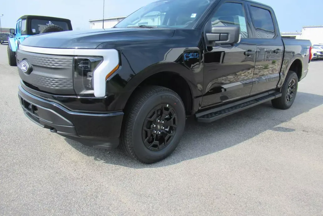 2025 Ford F-150 Lightning XLT photo 1