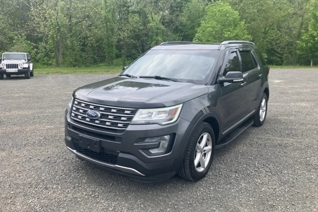 2017 Ford Explorer XLT photo 1